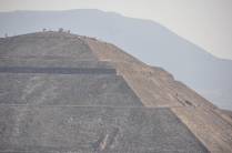 Diante da grandiosidade da Pirâmide do Sol. as pessoas quase desaparecem! (em Teotihuacán, ao norte da Cidade do México)